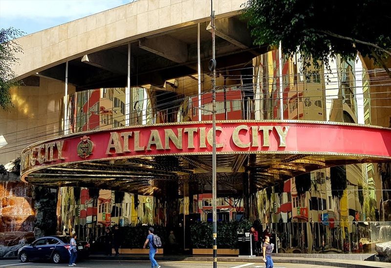 Marquesina iluminada en la entrada principal del casino Atlantic City